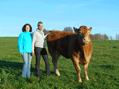 Olivier et Isabelle Lasternas et leur vache